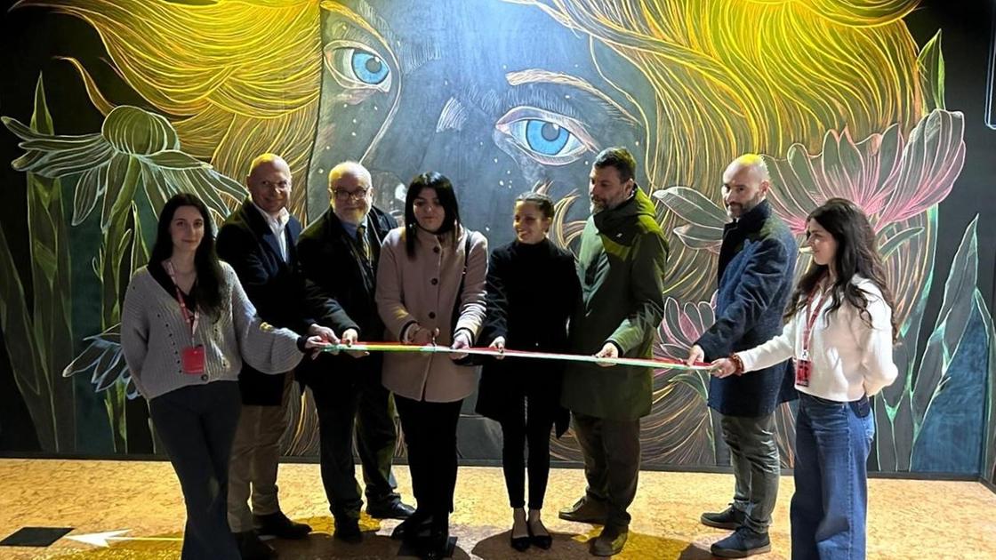 https://www.lanazione.it/image-service/view/acePublic/alias/contentid/Y2MyZTFmZDYtODY0YS00/0/inaugurato-il-murales-di-daiana-lambardi-sara-conservato-per-nuove-esposizioni.jpeg?f=16:9&w=1200&h=630