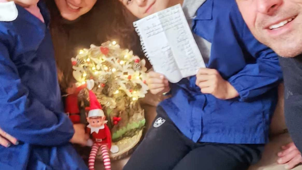 Filippo Donati insieme alla sua famiglia; in alto, la speciale letterina per Babbo Natale