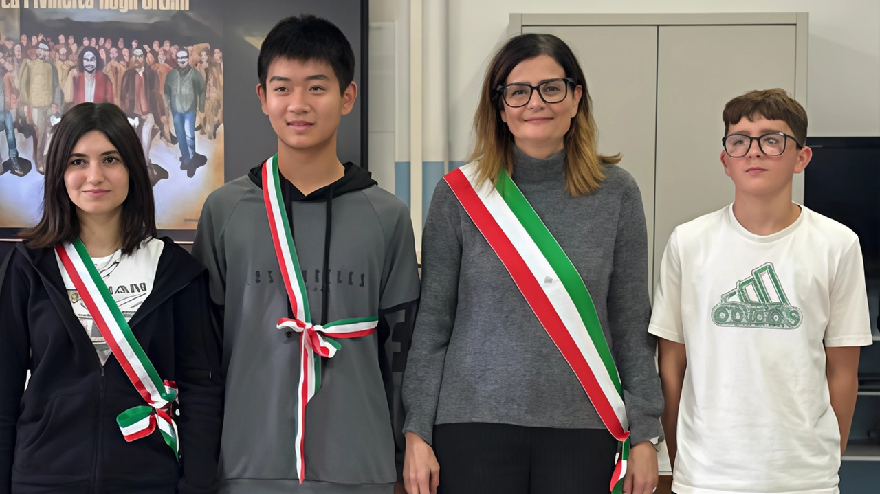 Il sindaco di San Giovanni, Valentina Vadi, con i ragazzi del nuovo consiglio comunale dei ragazzi appena eletti per l’anno scolastico in corso