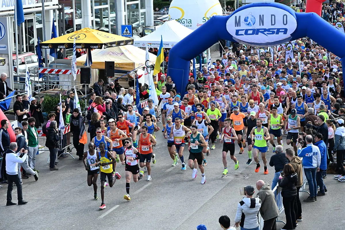 Maratonina di Pistoia 2025, le foto e la classifica