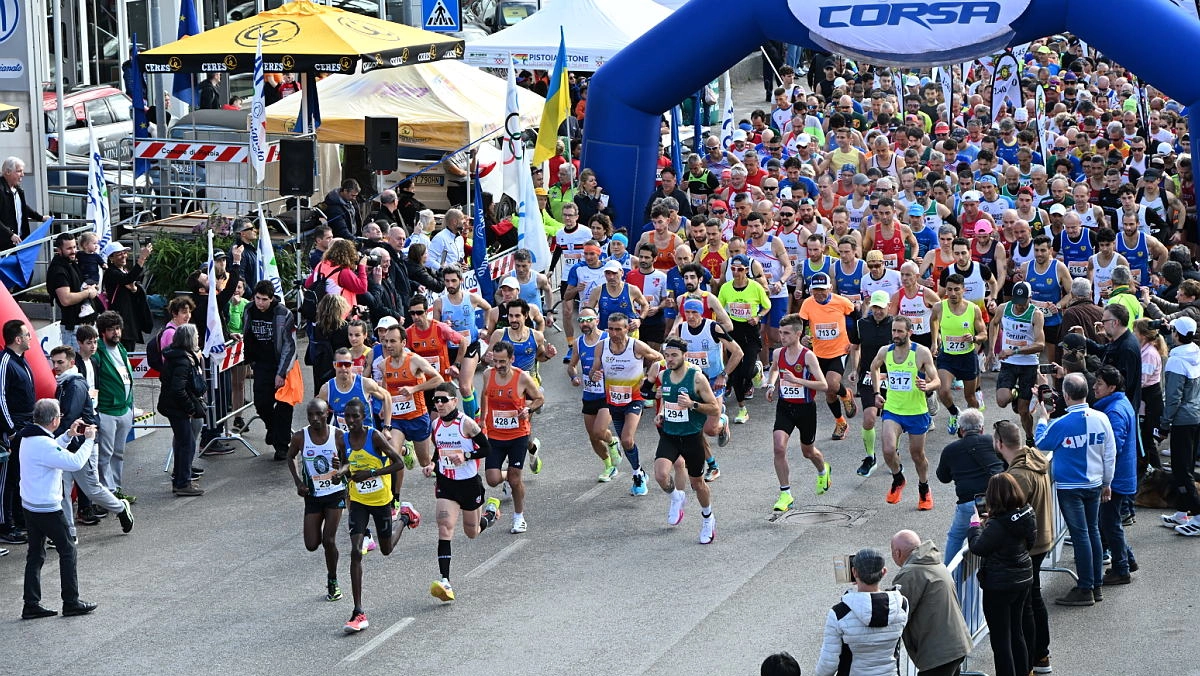 Maratonina di Pistoia 2025, le foto e la classifica