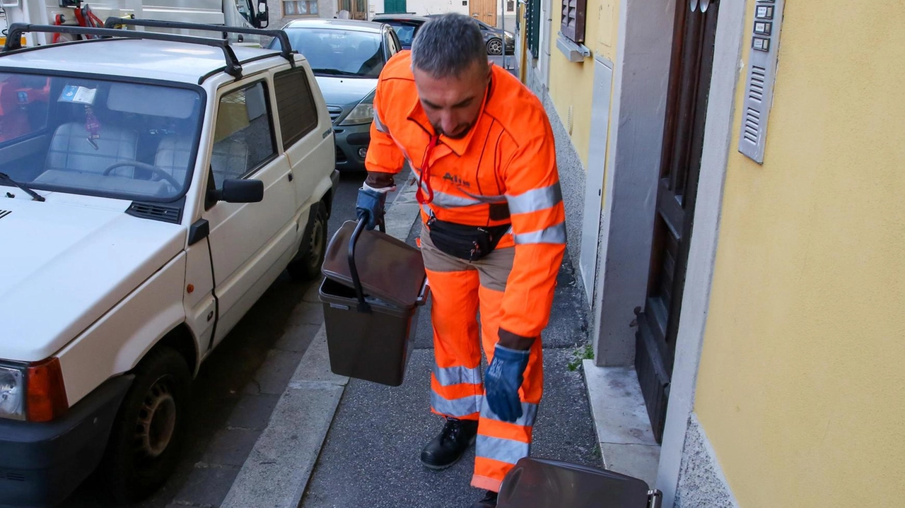 I materiali per. la raccolta differenziata si possono ritirare anche in tabaccheria: a Scandicci hanno aderito otto attività (FotoGermogli)