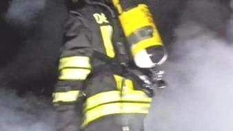 I vigili del fuoco sono intervenuti con i respiratori e hanno spento le fiamme e messo in sicurezza le persone e i locali. Inagibile solo la camera dove è sprigionato il rogo