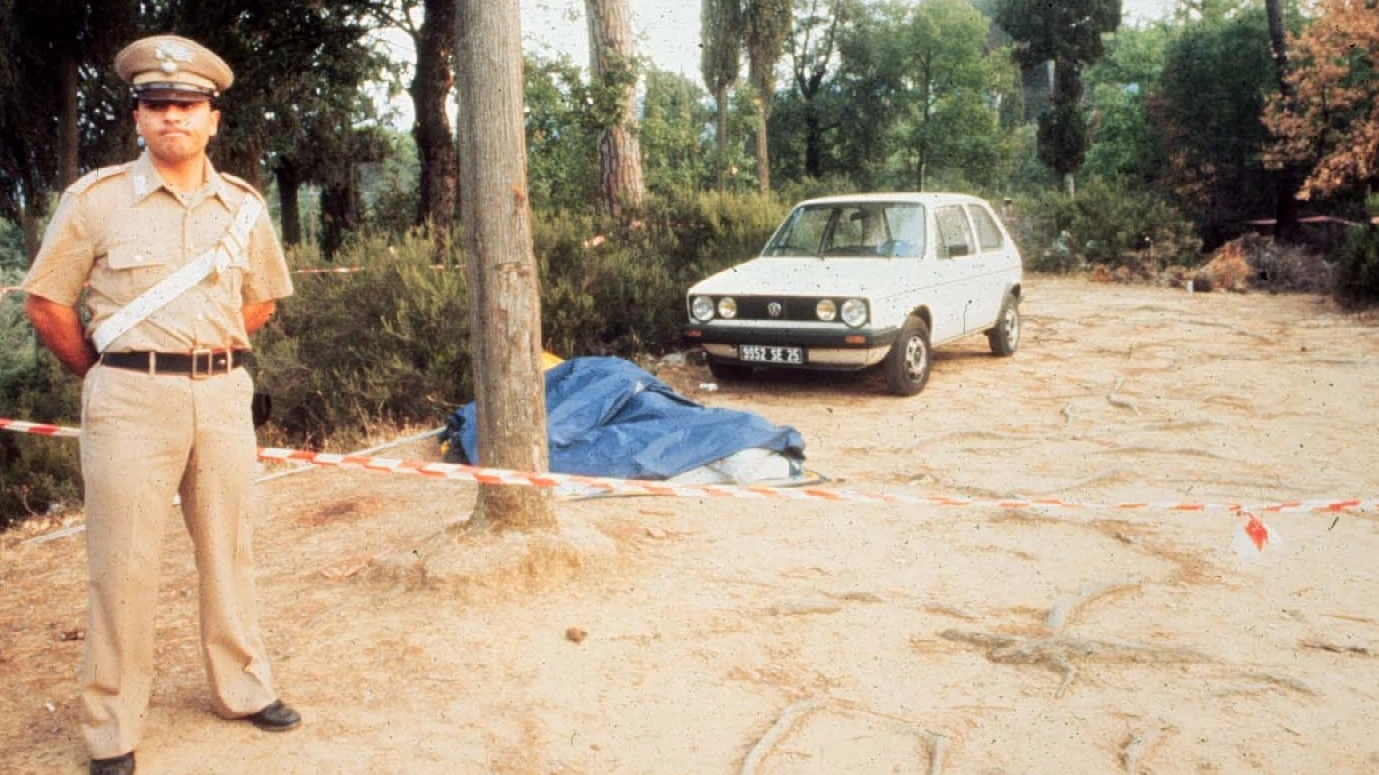 Un carabiniere sulla scena del delitto agli Scopeti nel 1985, dove furono uccisi i turisti francesi Nadine e Jean Michael