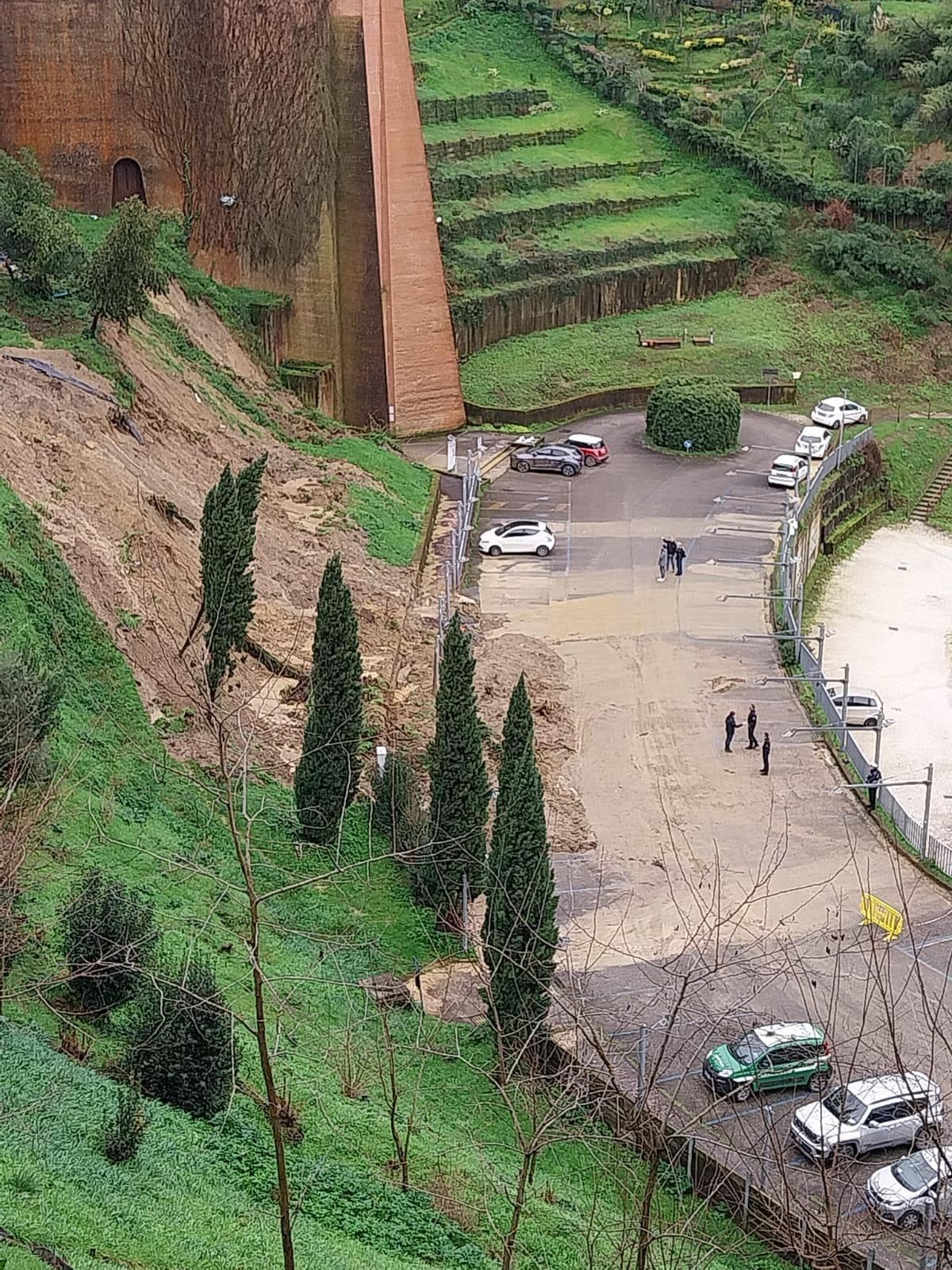 Cencione, si sbriciola il crinale. La frana seppellisce cinque auto. Chiusi parcheggio e ascensori