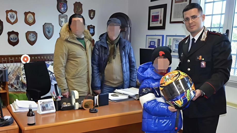 Gli rubano il casco del suo idolo Vale. Ritrovato dall’Arma