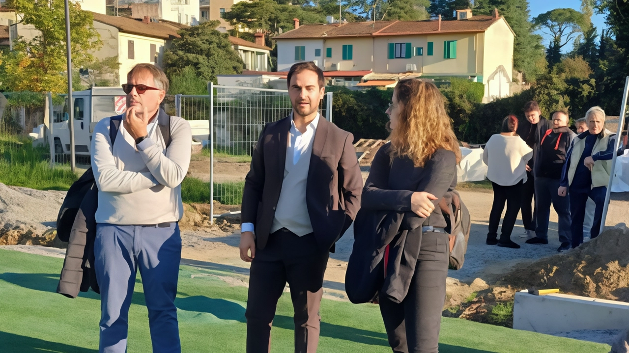 L’assessore Saltarello durante il sopralluogo. sul campo sportivo di San Giusto