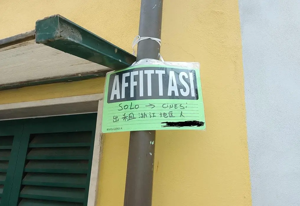 Il cartello che fa discutere: "Qui si affitta solo ai cinesi"