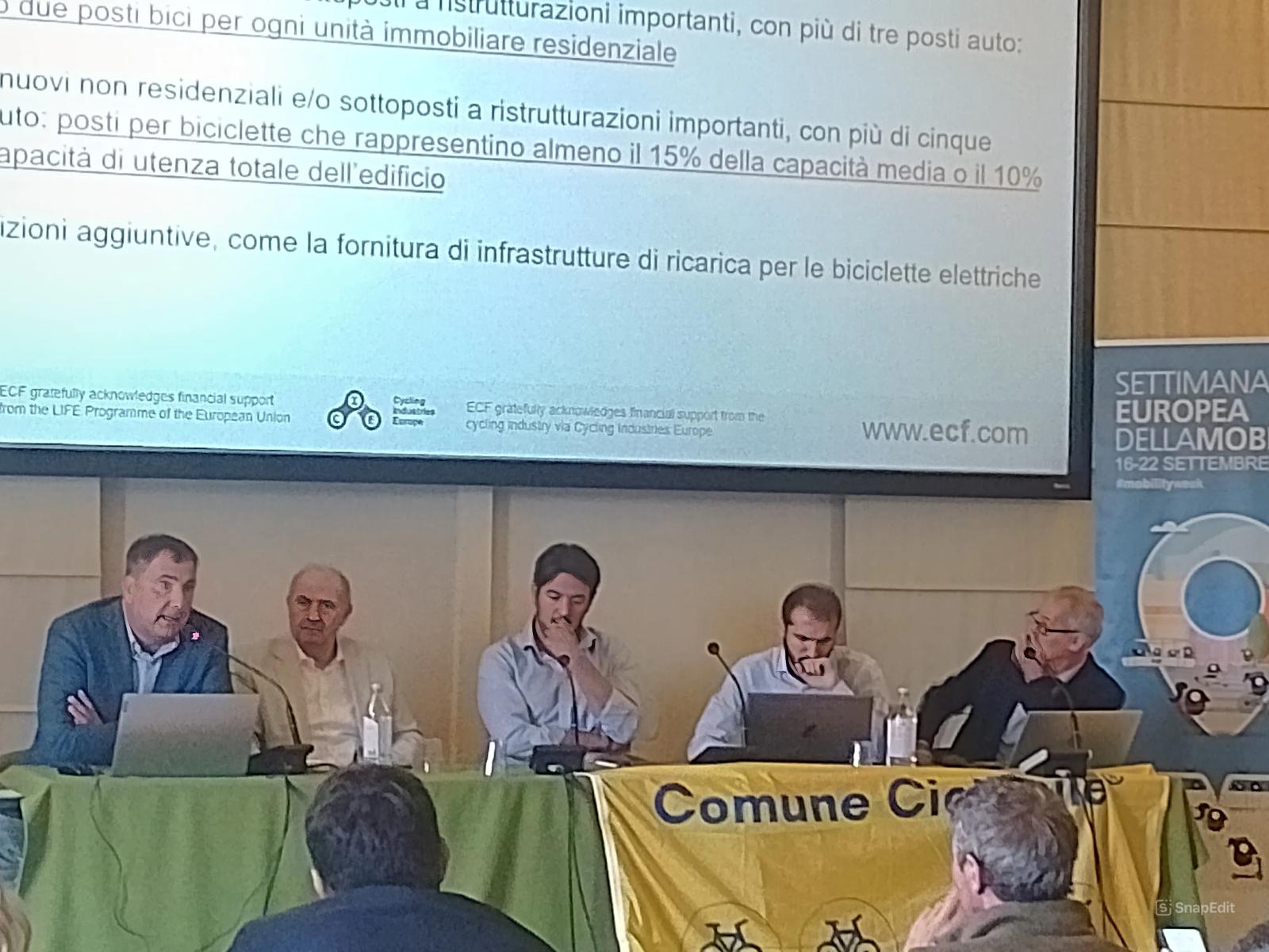 https://www.lanazione.it/image-service/view/acePublic/alias/contentid/Y2RiNTc3MjQtZjE5YS00/0/un-momento-della-conferenza-mobilita-ciclistica-a-firenze.jpeg