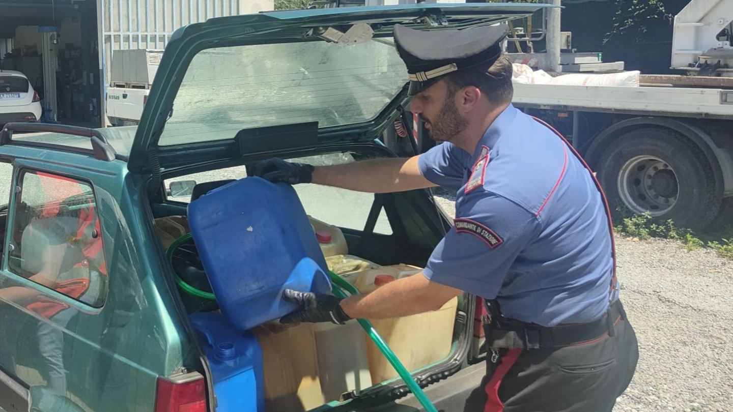 La vettura (una Panda risultata rubata) e le taniche utilizzate dai due ladruncoli per rubare il gasolio da un Tir parcheggiato