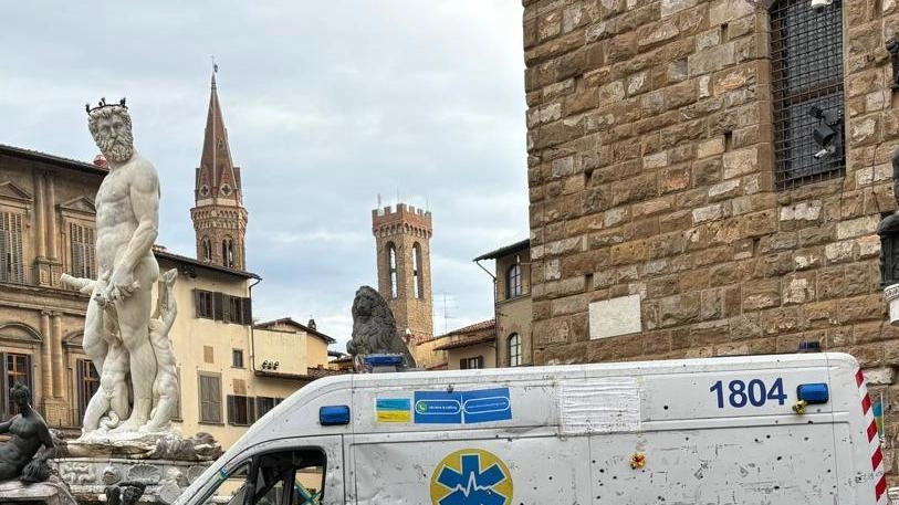 La ambulanza crivellata dai colpi dei russi esposta a Firenze