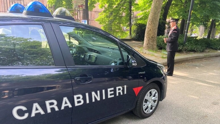 I carabinieri alla ricerca dell'auto (foto repertorio Ansa)