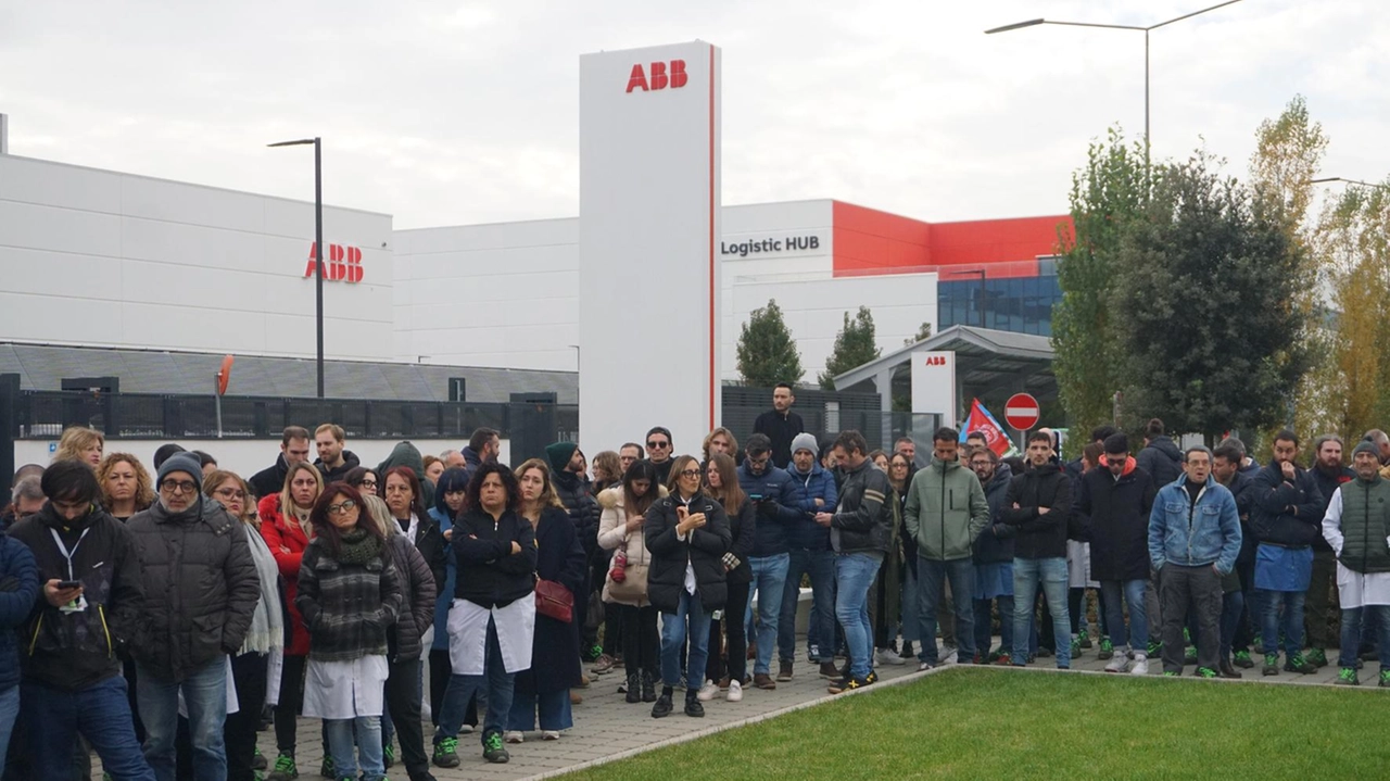 Una manifestazione. davanti all’Abb: oggi un. vertice sugli ammortizzatori sociali