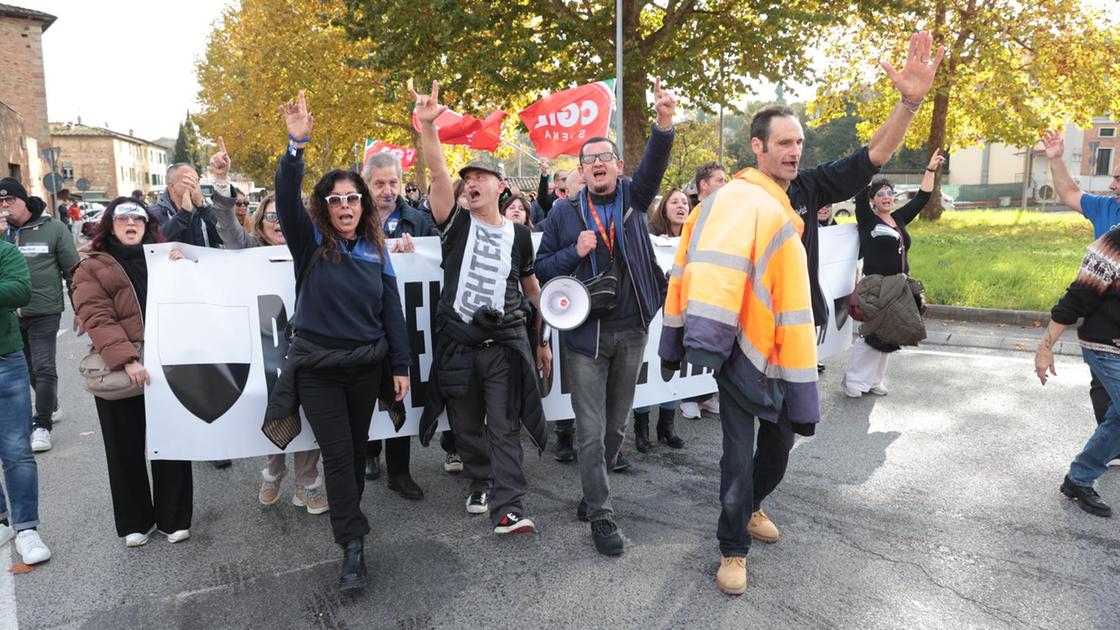 Lavoratori Beko in protesta, strada bloccata: “Vogliamo lavorare”