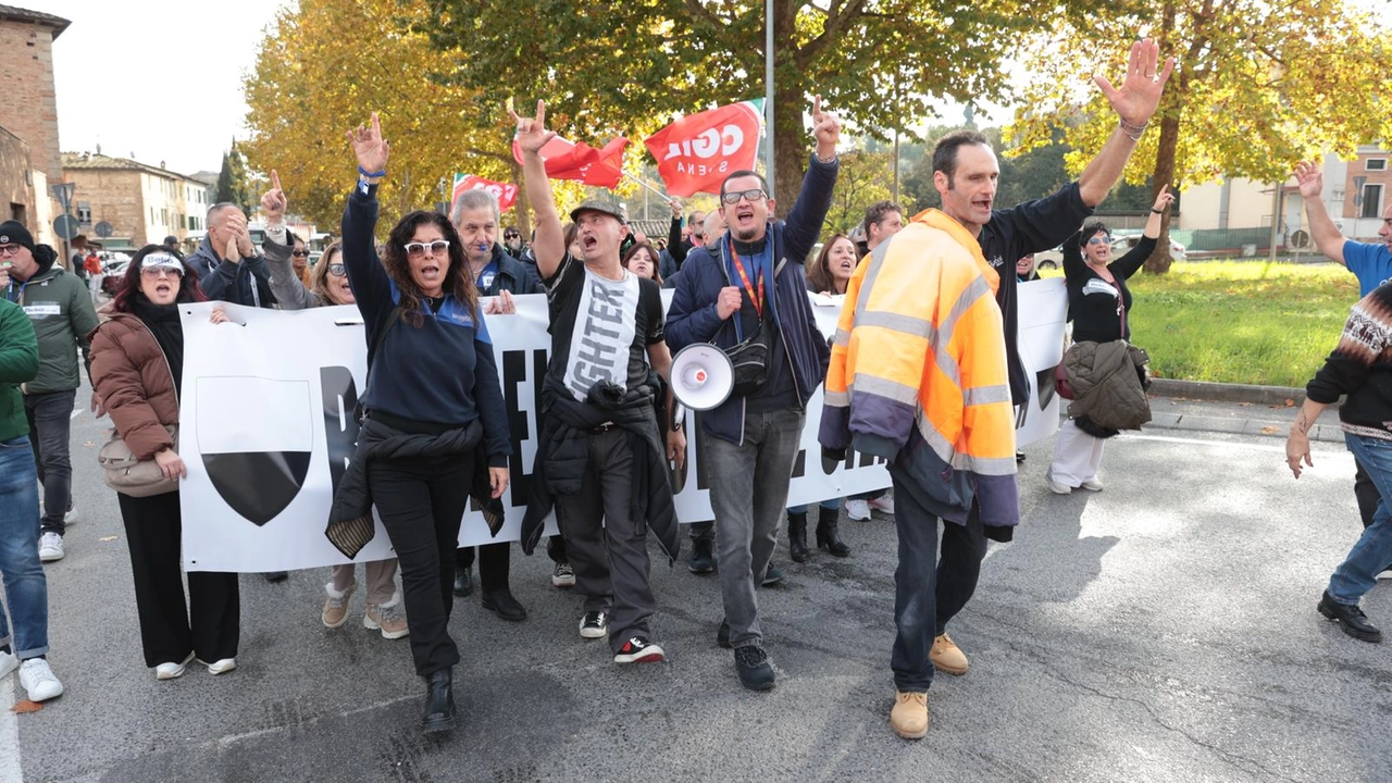 La protesta in strada dei lavoratori Beko Europe (Foto Fabio Dipietro)