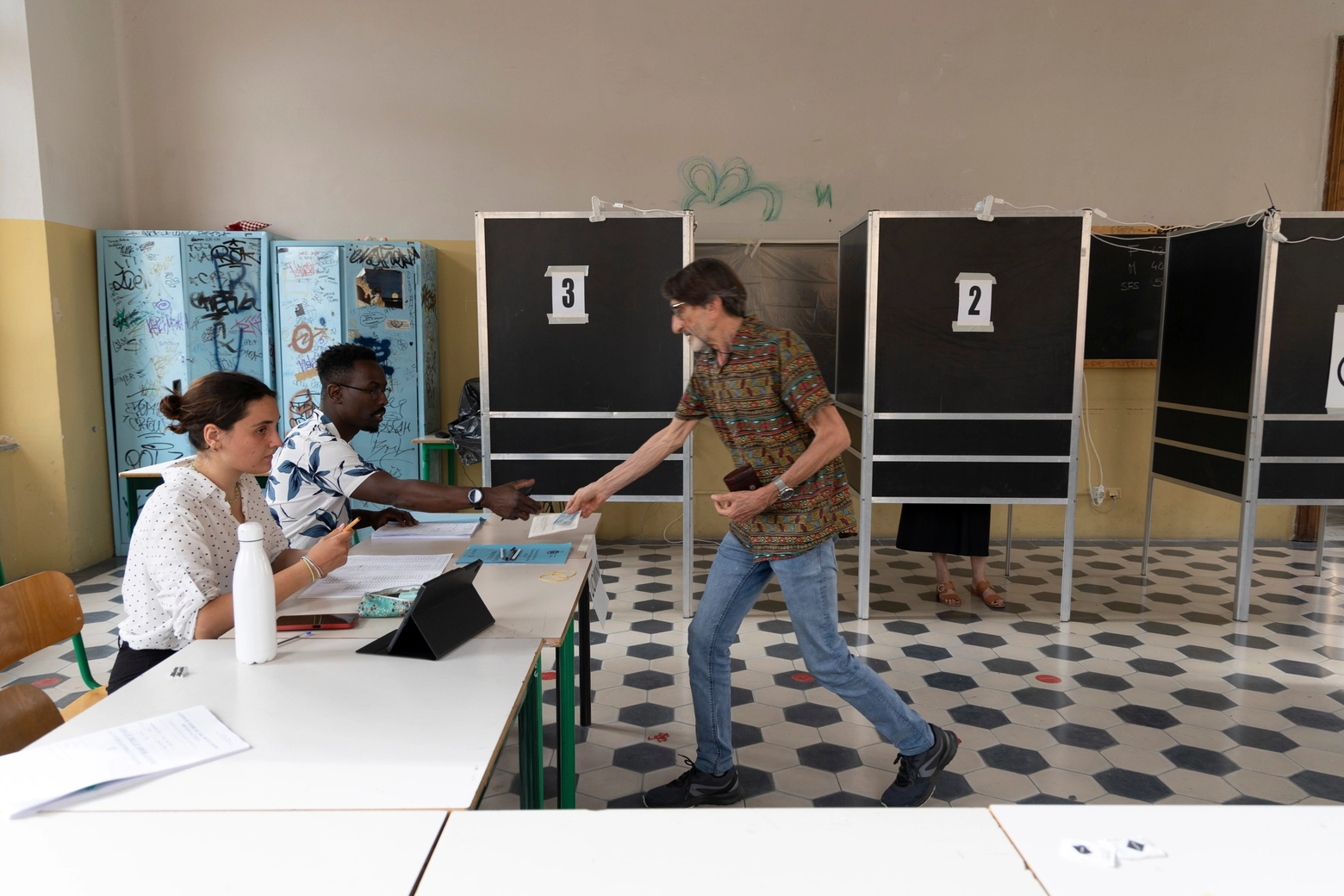 Seggi e votanti a Pisa (Foto Valtriani)