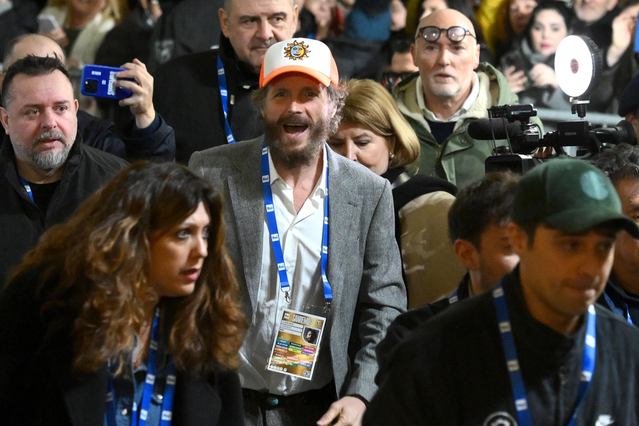 Jovanotti accolto da un bagno di folla al suo arrivo al teatro Ariston a Sanremo