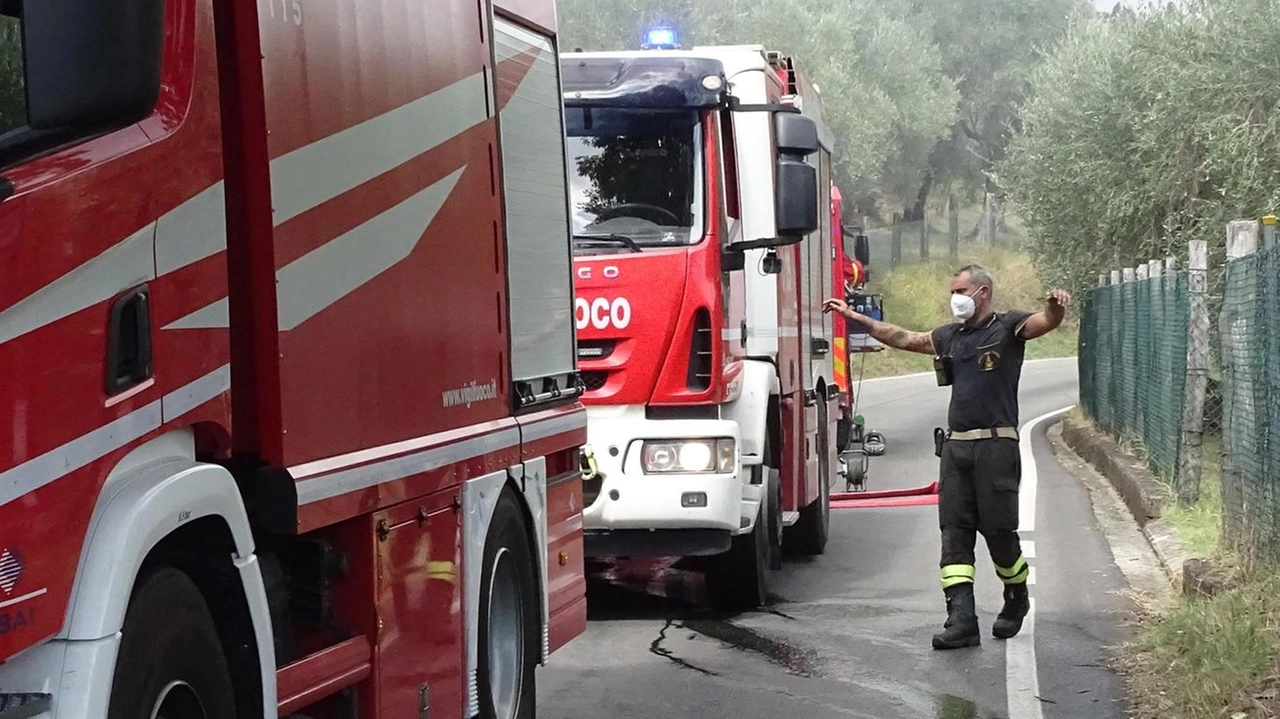 I mezzi dei vigili del fuoco impegnati a Bargecchia alla villetta in fiamme