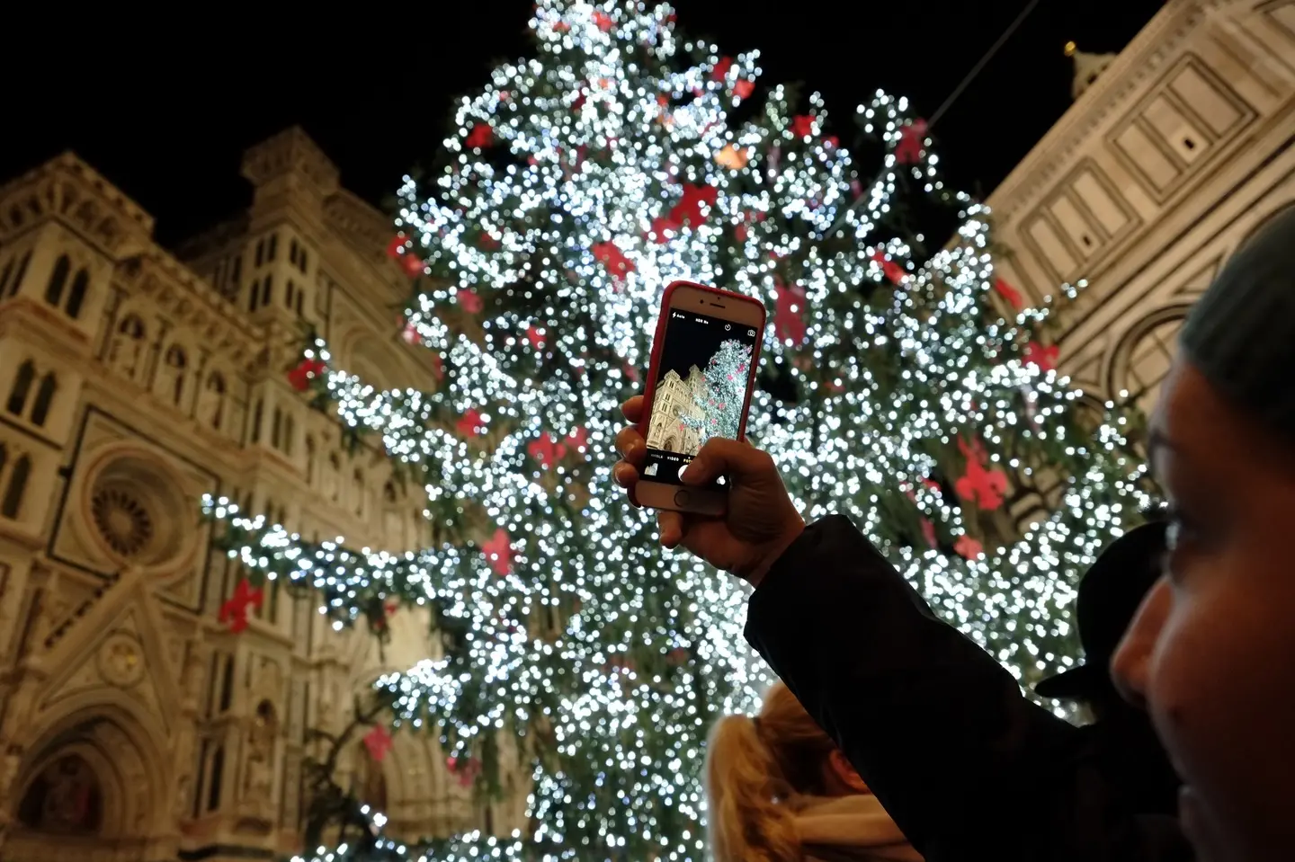 A Firenze torna la magia dell'albero di Natale in piazza Duomo