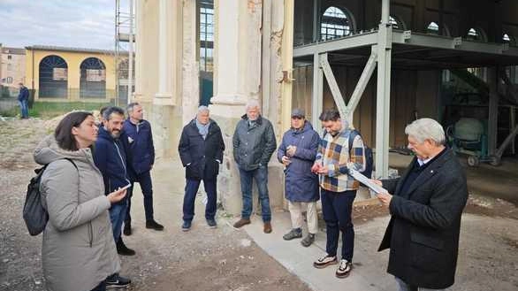 Ieri mattina sopralluogo della Commissione lavori pubblici, presieduta da Marco Santi Guerrieri, al cantiere della palestra Bacchettoni. L’assessore Nicola Buchignani,...