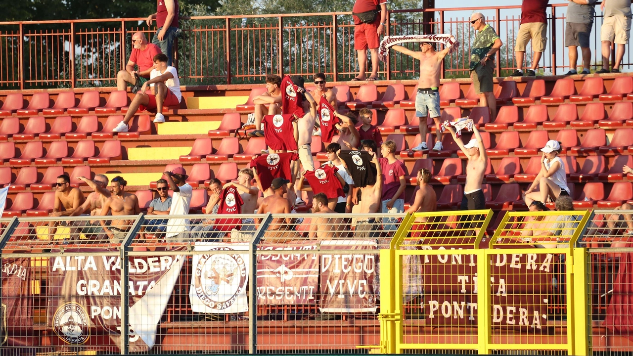 Il sostenitori del Pontedera alla prima partita di Coppa Italia