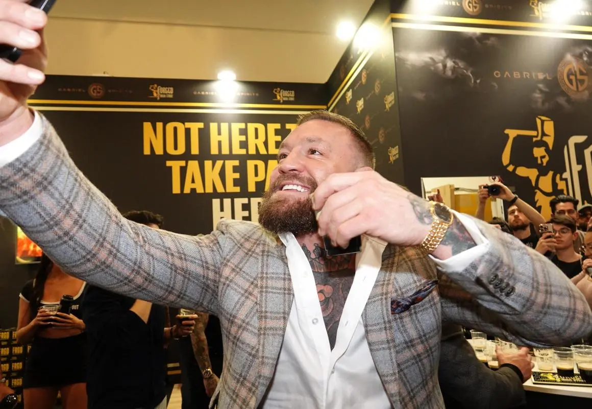 Firenze, polemica su Conor McGregor al Palagio: “È un violento”. Il Comune: “Tutto pagato”