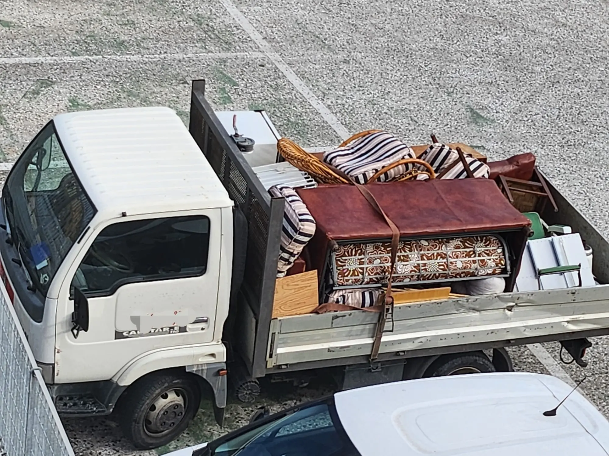 Sette quintali di rifiuti sul camion, sequestrato dalla polizia locale