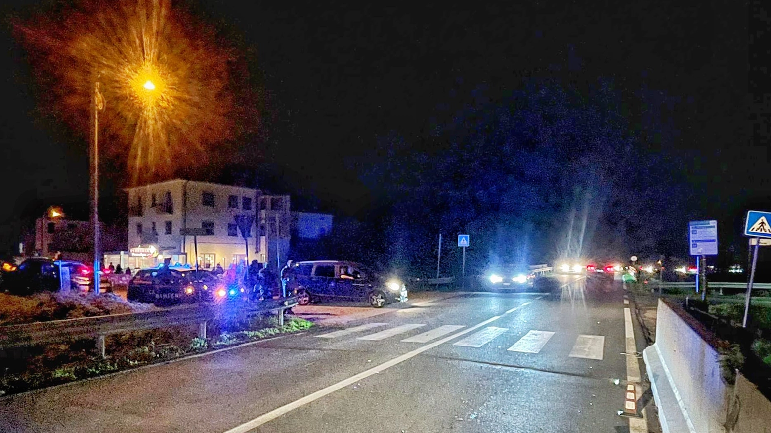 I carabinieri sulle tracce del conducente di uno scooter rosso. Uno dei feriti è in prognosi riservata