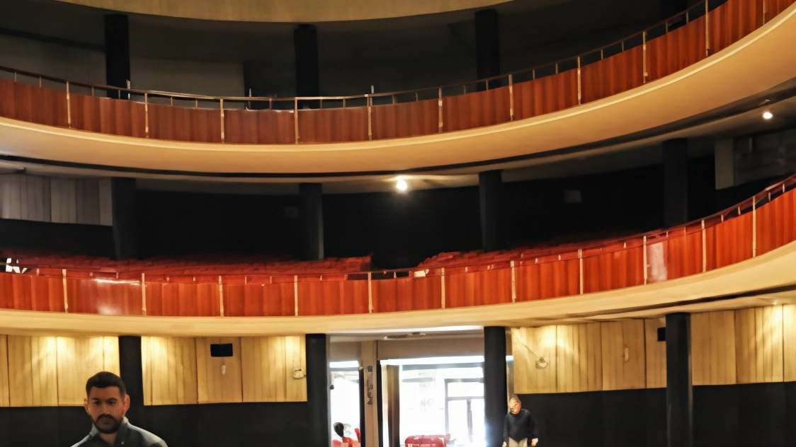 Il cinema-teatro Turreno a Perugia si prepara alla riapertura dopo anni di chiusura. Lavori in corso per la Turrenetta e adeguamenti per minimizzare l'impatto sulle attività circostanti.