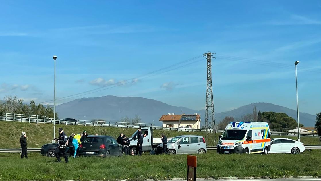 Incidente fra due auto, una finisce dentro la rotatoria