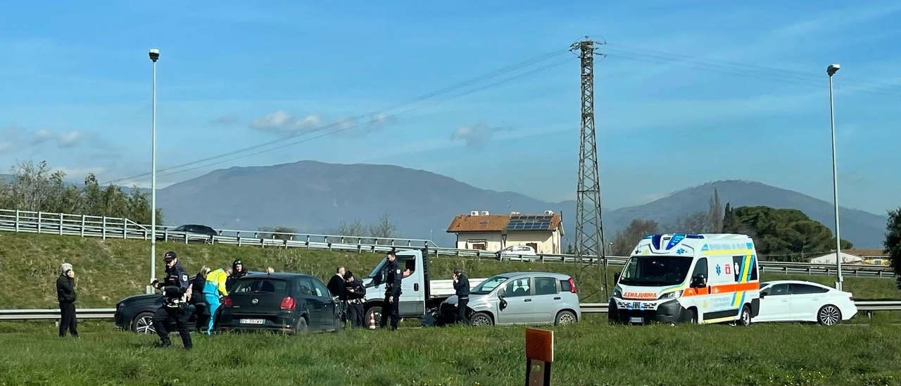 Incidente fra due auto, una finisce dentro la rotatoria