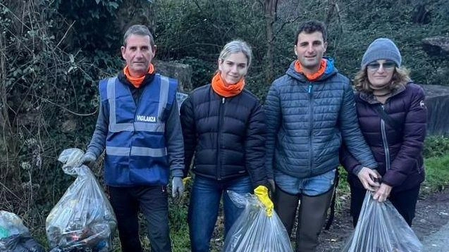 Nuovo abbandono di rifiuti e conseguente intervento di raccolta condotto dai volontari delle associazioni Fly Club 90 Versilia e Mosca...