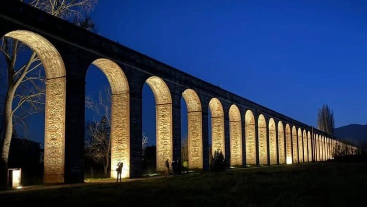 Ieri sera alle 18 il via alla nuova illuminazione di questo primo tratto dell’acquedotto del Nottolini (foto Alcide)