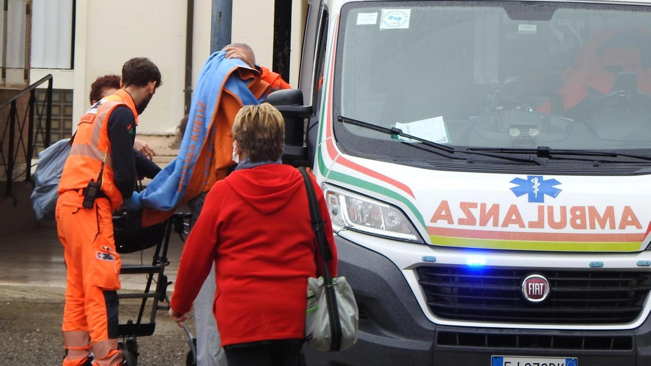 Sul posto sono intervenuti gli agenti delle volanti della polizia e il personale sanitario della Croce Rossa di Spezia (foto d’archivio)