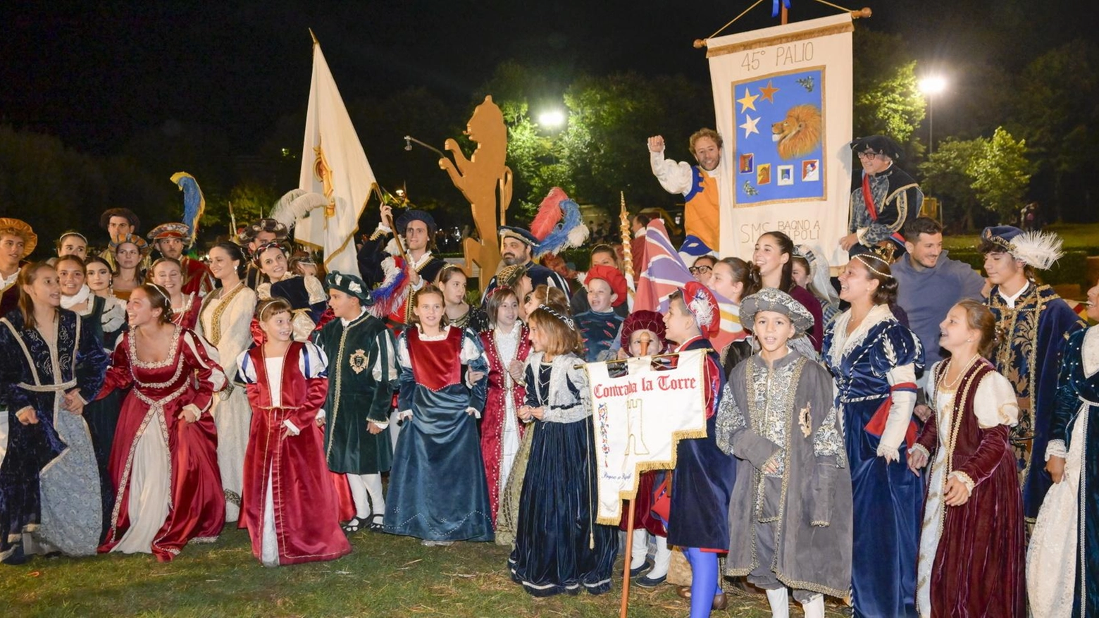 Palio, il cielo si tinge di rossoblu. La contrada Torre sbanca l’edizione