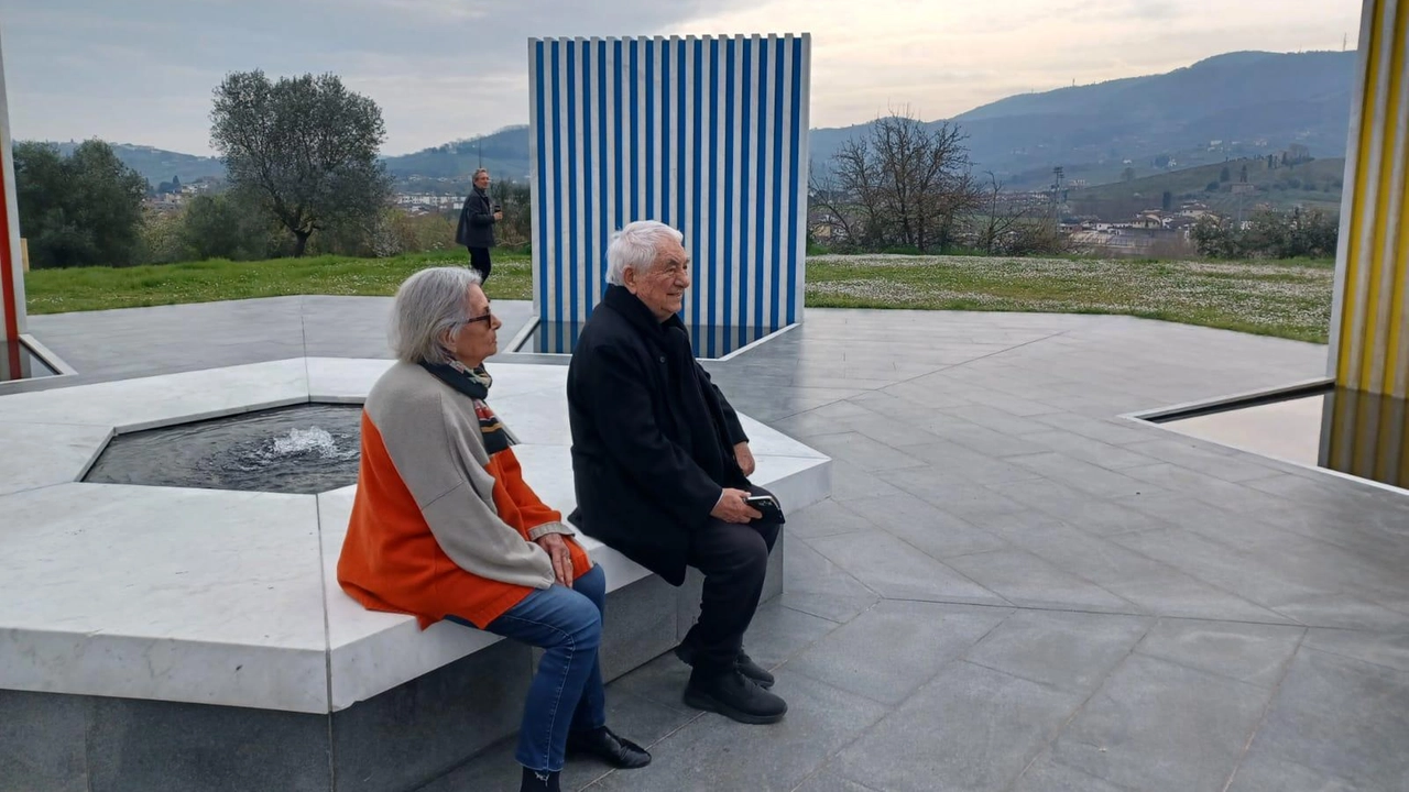 Daniel Buren domenica scorsa si è soffermato nel parco di villa La Magia e si è seduto sulla fontana che. ha realizzato per Quarrata nel 2011, una visita che ha suggellato la riapertura