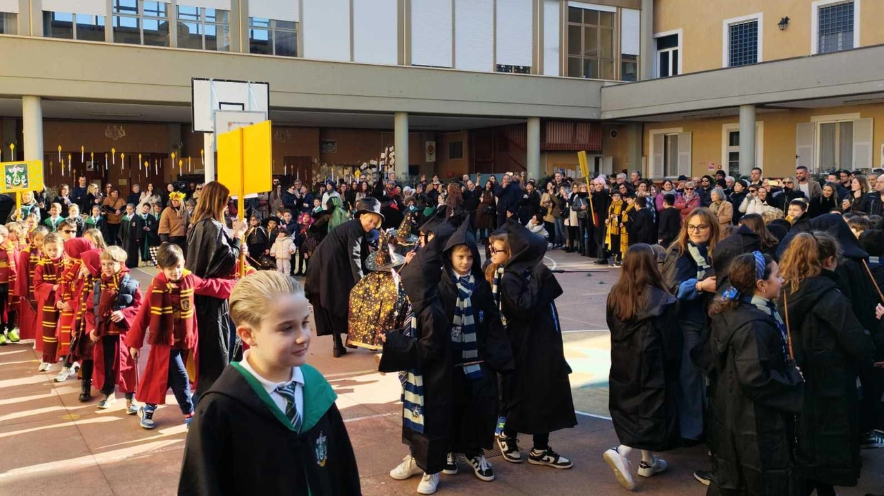 Nel giorno del martedì grasso l’istituto massese si è trasformato nella scuola di magia di Harry Potter tra musica, danze e sfilate