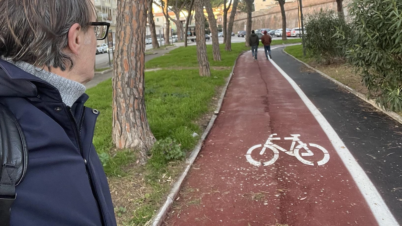 La pista ciclabile che passa sul marciapiede in via Manetti Il Comune di Grosseto ha realizzato il nuovo tratto con un intervento costato 34mila euro