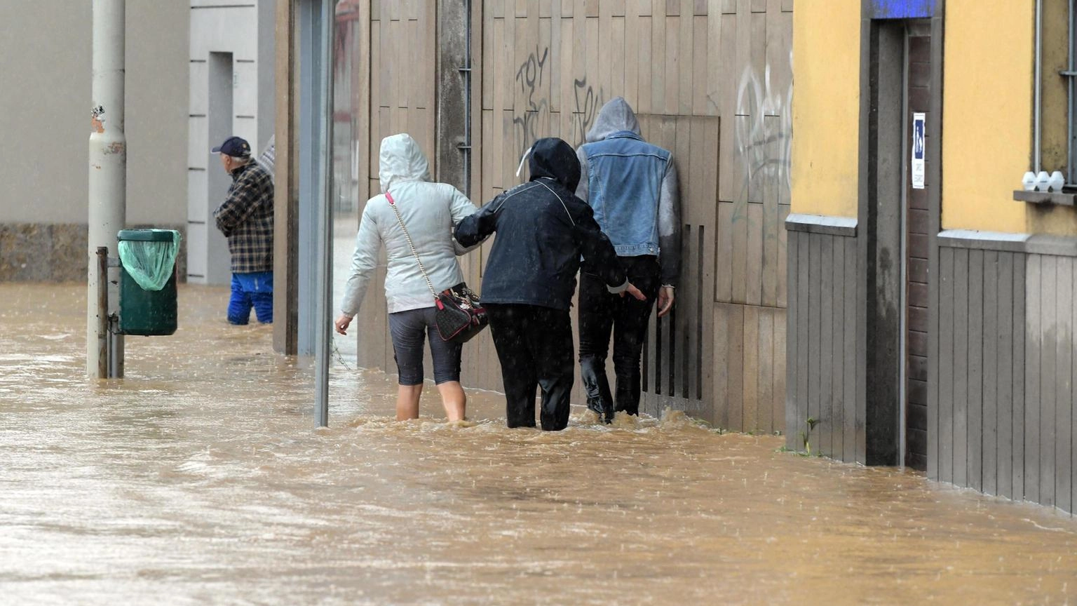 Maltempo a Milano, iniziata l'esondazione del Seveso