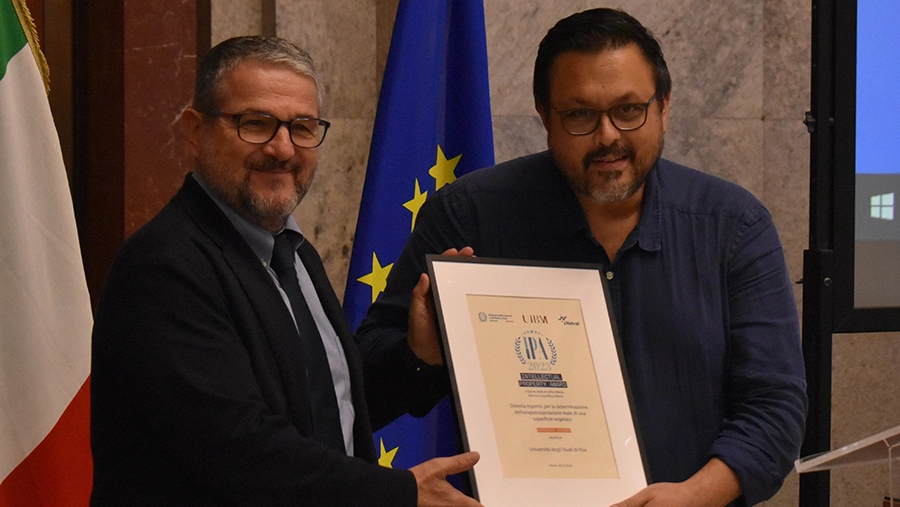 La consegna del premio a Giovanni Rallo