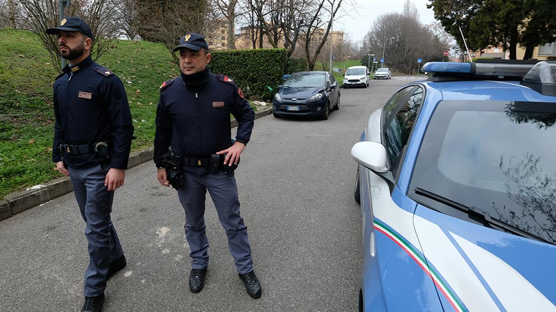 Truffa dello specchietto, vittima una donna con il figlio: “Mi ha seguita fino a scuola”