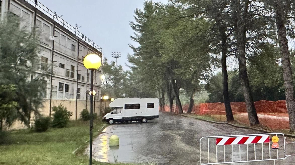 Ieri sera controlli dei pompieri sul lato di palazzo Berlinghieri