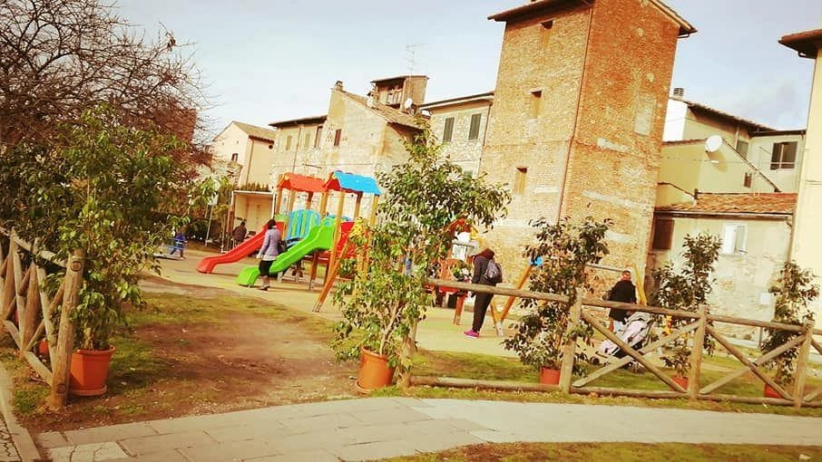 Piazza Gramsci, con il suo parco giochi che diventerà sempre più inclusivo