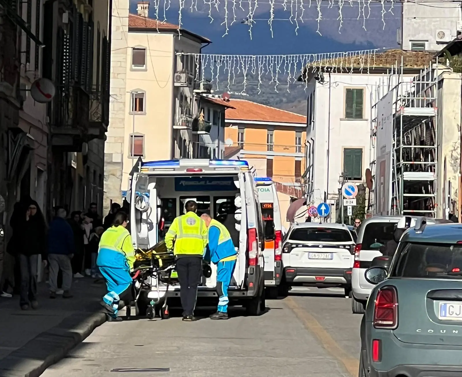 Paura davanti al liceo, padre e figlio investiti da un grosso scooter