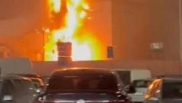 Le fiamme scoppiate all’esterno di Obi in via Udine poco dopo la mezzanotte. Fra le cause il lancio di fuochi di artificio