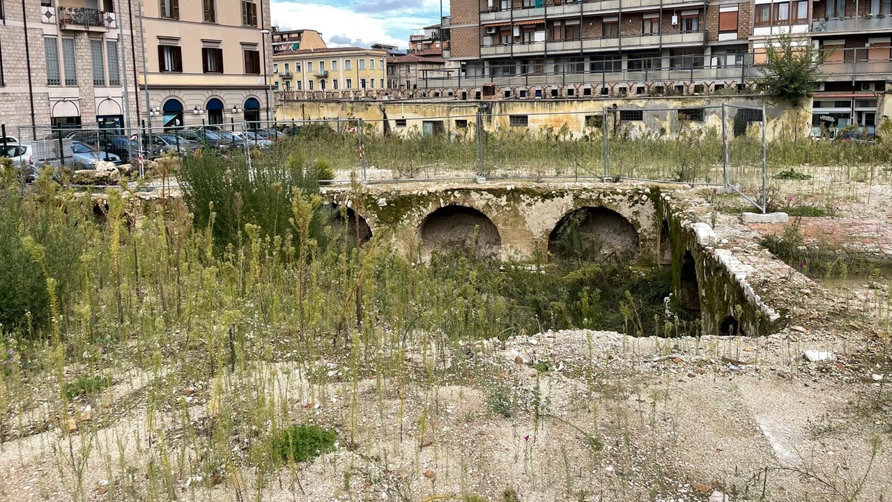 Il Convento carmelitano del cinquecento affiorato dagli scavi di Largo Cairoli e che ora rischia di finire nuovamente sotto terra