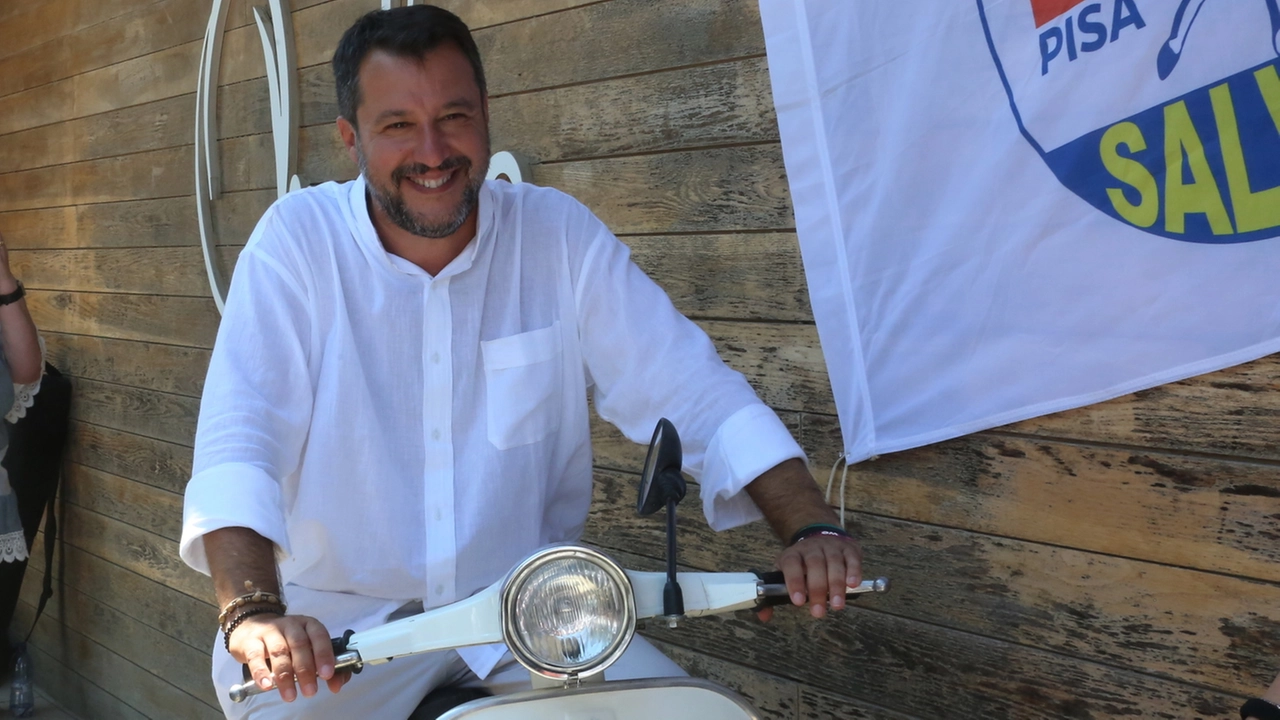 Sopra, Eugenio Leone vicepresidente del Vespa club. A sinistra, il vicepremier Matteo Salvini a Pontedera. Sotto, il cartello di divieto ai veicoli euro 0 e 1 in centro città