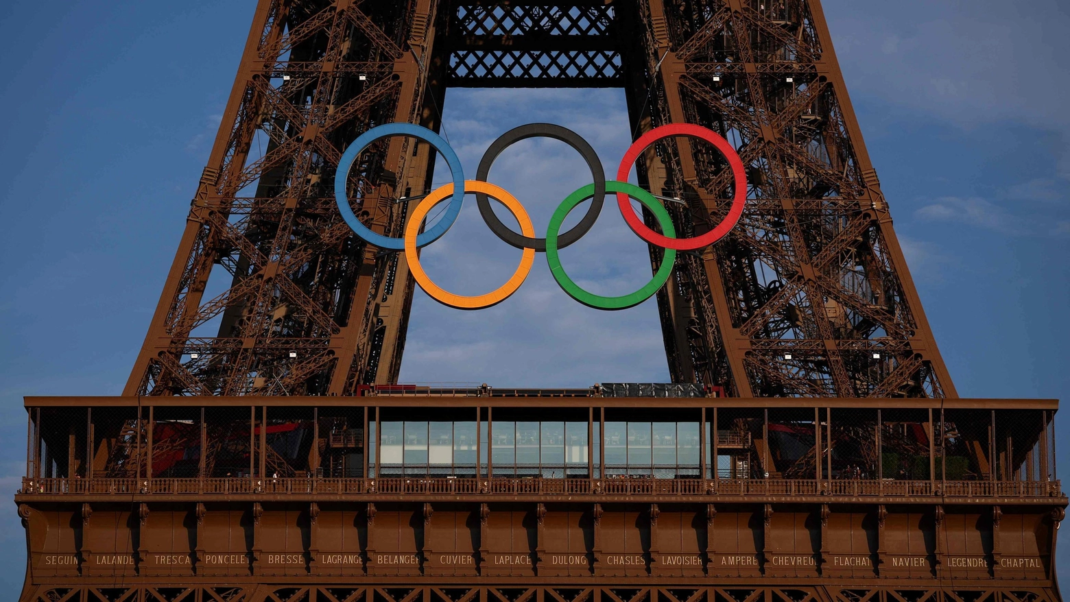 I Giochi di Parigi 2024 si aprono con una cerimonia in cui alcuni dei più illustri atleti del mondo porteranno la bandiera delle rispettive nazioni