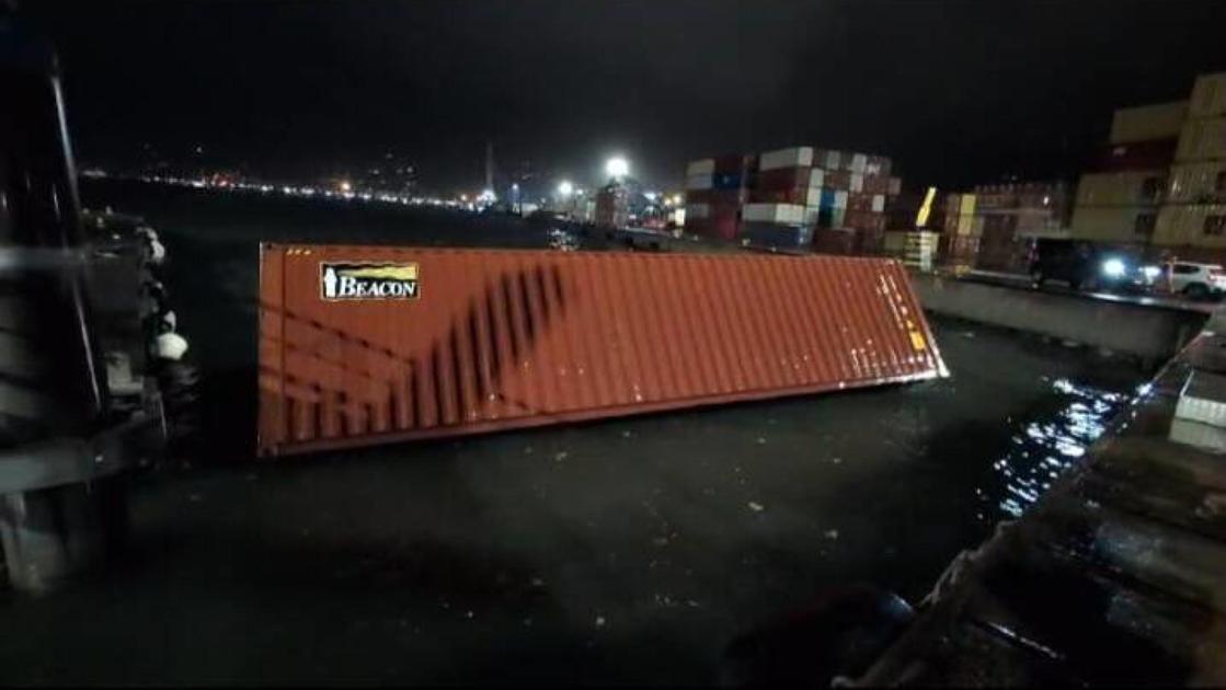 https://www.lanazione.it/image-service/view/acePublic/alias/contentid/YTAxMjM0MzctNGY2OS00/0/il-container-finito-in-mare-a-la-spezia.jpeg?f=16:9&w=1200&h=630