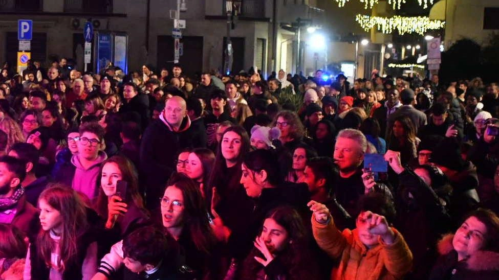 Tutto pronto per la festa di Capodanno a Marina di Massa con musica e balli in piazza Betti e fuochi d’artificio dal pontile